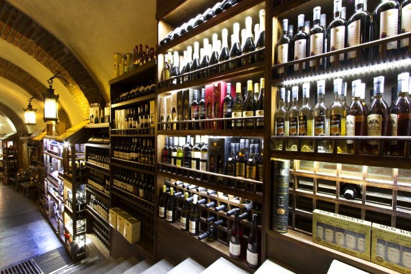 vente-CLAVIERS-min_world_street_travel_shop_canon_georgia_wine_bottles-429767
